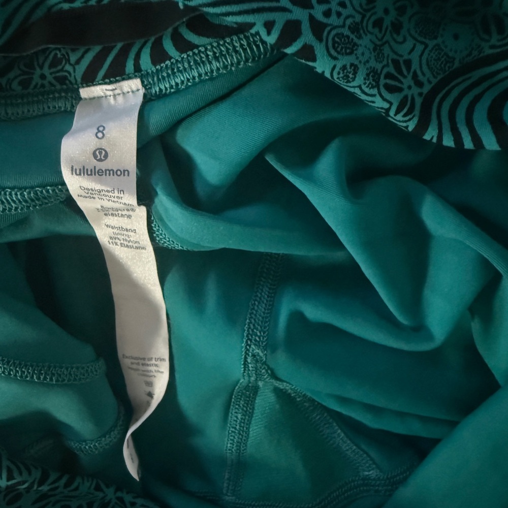Lululemon In Movement Crop *Everlux 19" Kitakami Spirit Green Black Size 8 - Picture 3 of 3